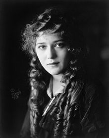 220px-Mary_Pickford_cph.3c17995u