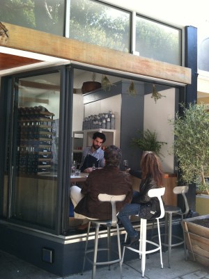 Souvla sidewalk seating. (Photo by Julie Lindow.)