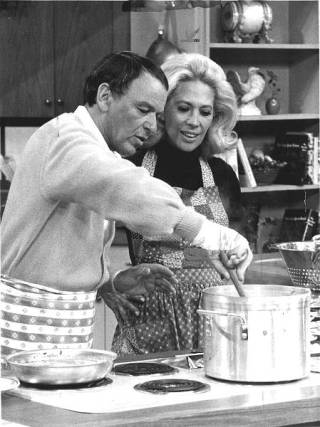 Frank Sinatra and Dinah Shore preparing tomato sauce in 1970. Credit: SinatraFamily.com.