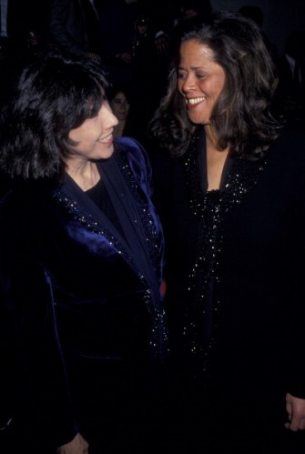 Lily Tomlin and Anna Deveare Smith at the opening of Twilight: Los Angeles in 1984. Credit: Getty Images.