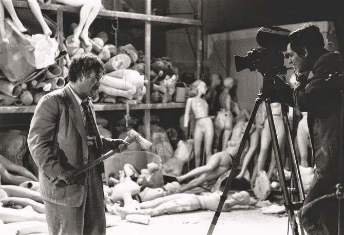 Tourist trap: Stanley Kubrick directs Frank Silvera in Killer's Kiss. Credit: cscottrollins.blogspot.com.