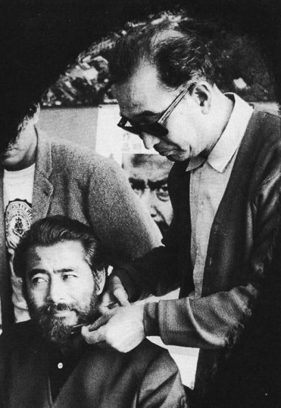 Kuro gives Red Beard trim 1965.jpg