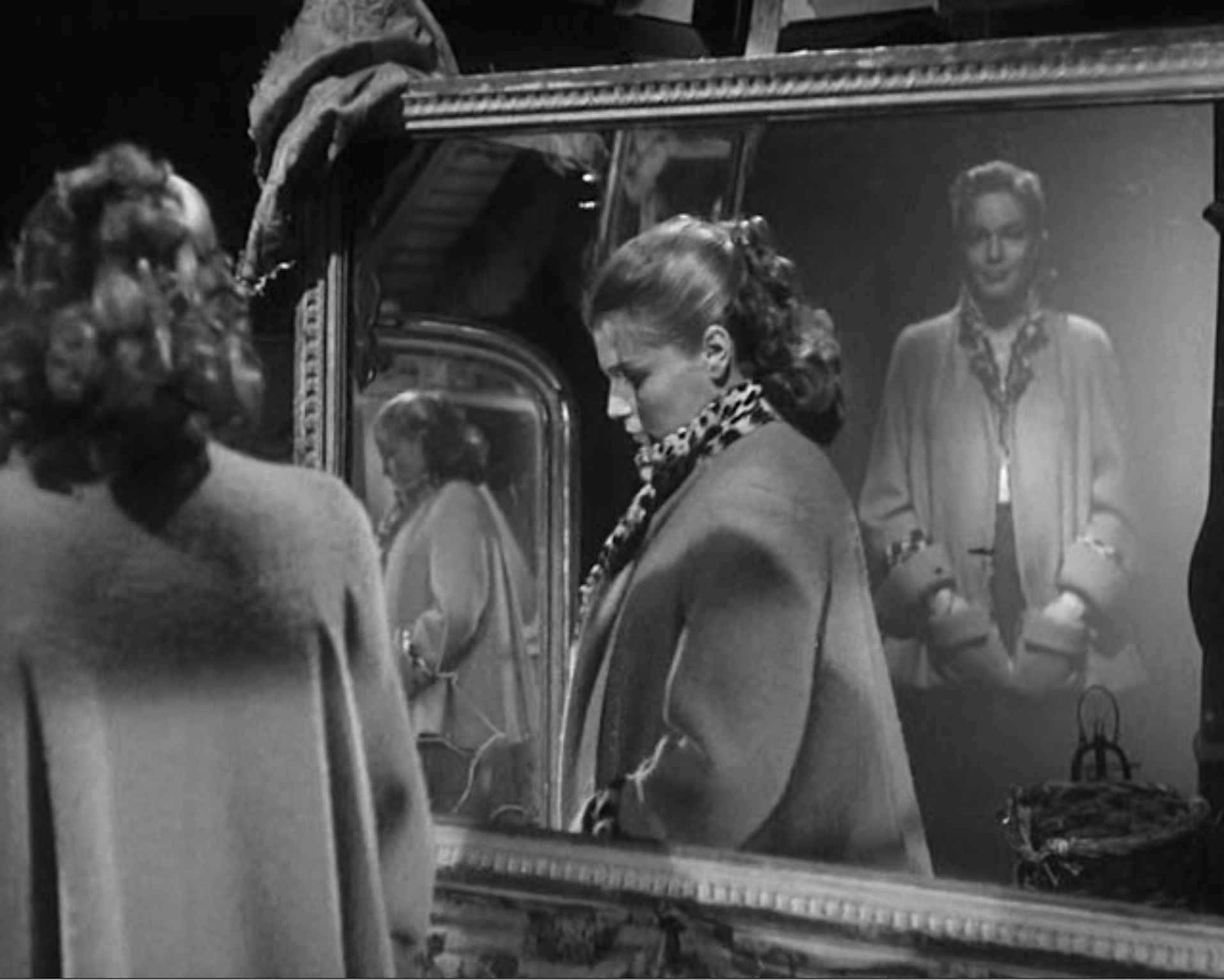 Signoret in mirrors.png