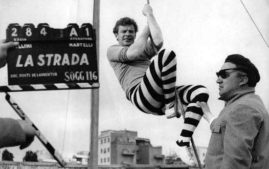 federico-fellini-e-richard-basehart-sul-set-de-la-strada1.jpg