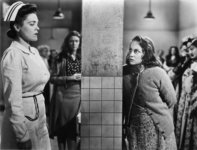 snake-pit-the-1948-001-olivia-de-havilland-and-nurse-across-concrete-pillar-00m-uc6